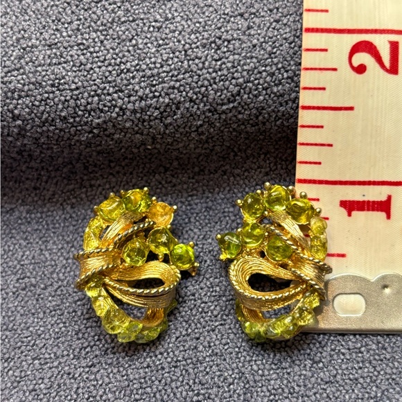 VINTAGE  Peridot Elegant Gold and Green Earrings - Picture 4 of 5